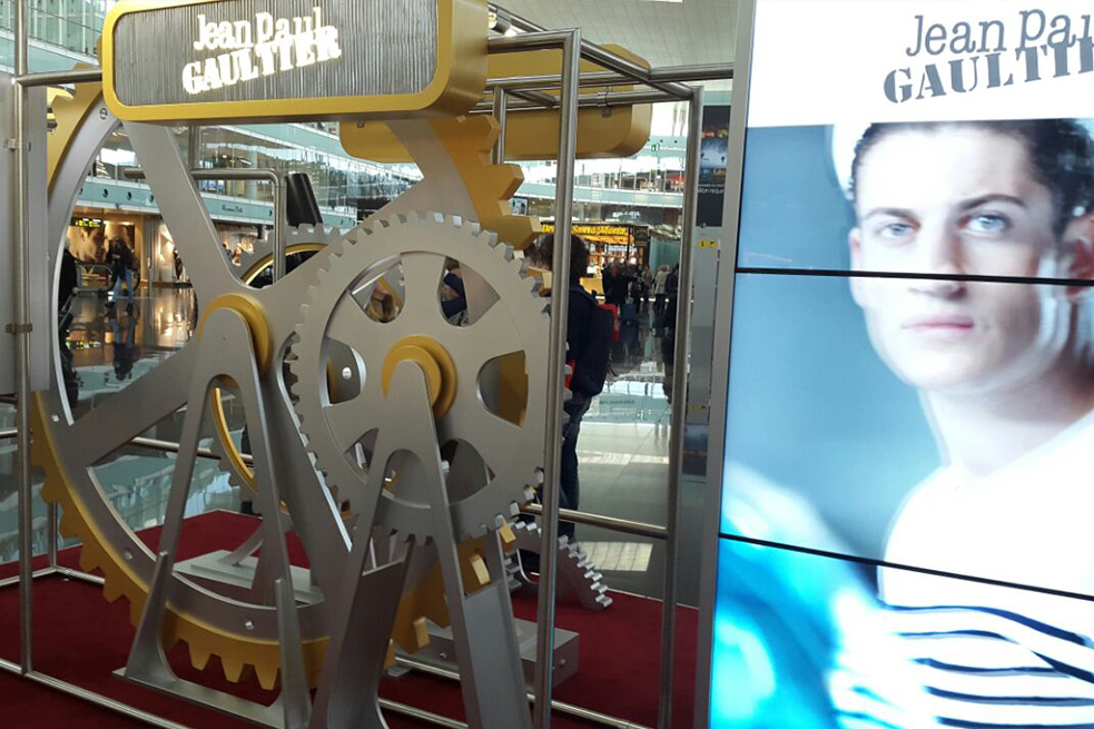 HUGO CHALÉ - Artista y escultor conceptual - Proyecto Stand Jean Paul Gaultier Técnica: acero inoxidable, latón