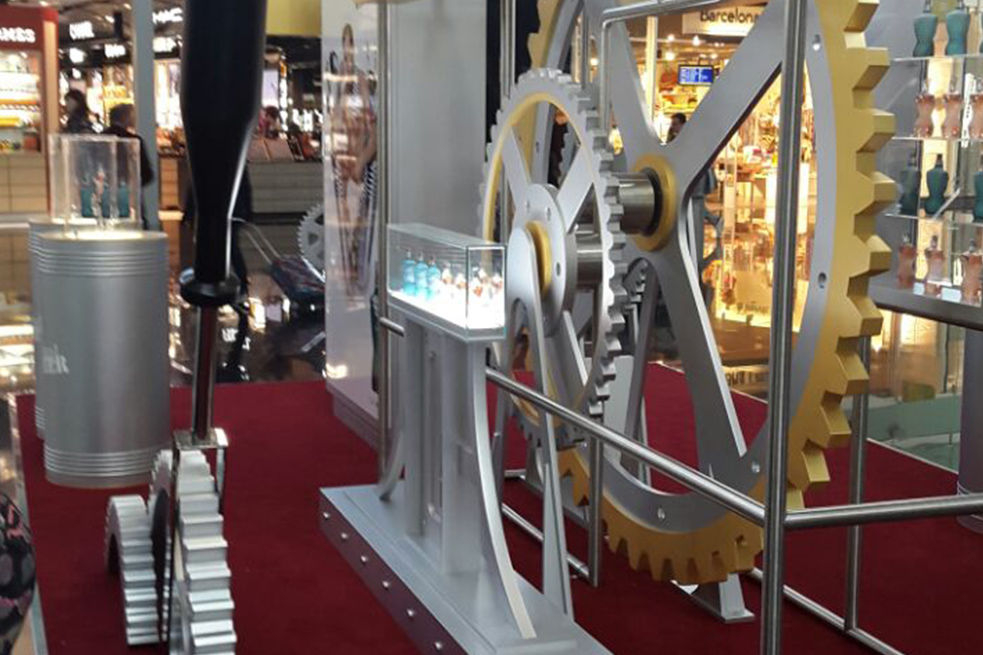 HUGO CHALÉ - Artista y escultor conceptual - Proyecto Stand Jean Paul Gaultier Técnica: acero inoxidable, latón