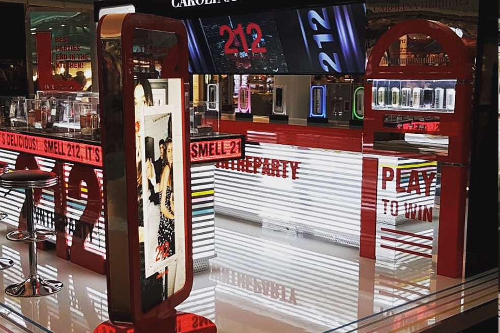 HUGO CHALÉ - Artista y escultor conceptual - Proyecto Stand Carolina Herrera Técnica: acero inoxidable