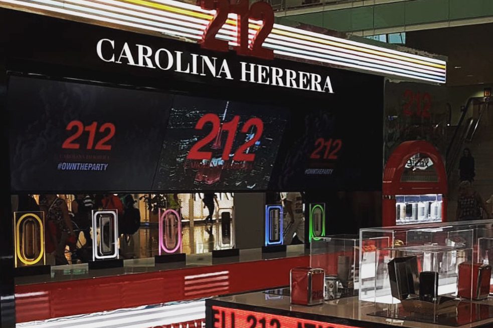 HUGO CHALÉ - Artista y escultor conceptual - Proyecto Stand Carolina Herrera Técnica: acero inoxidable