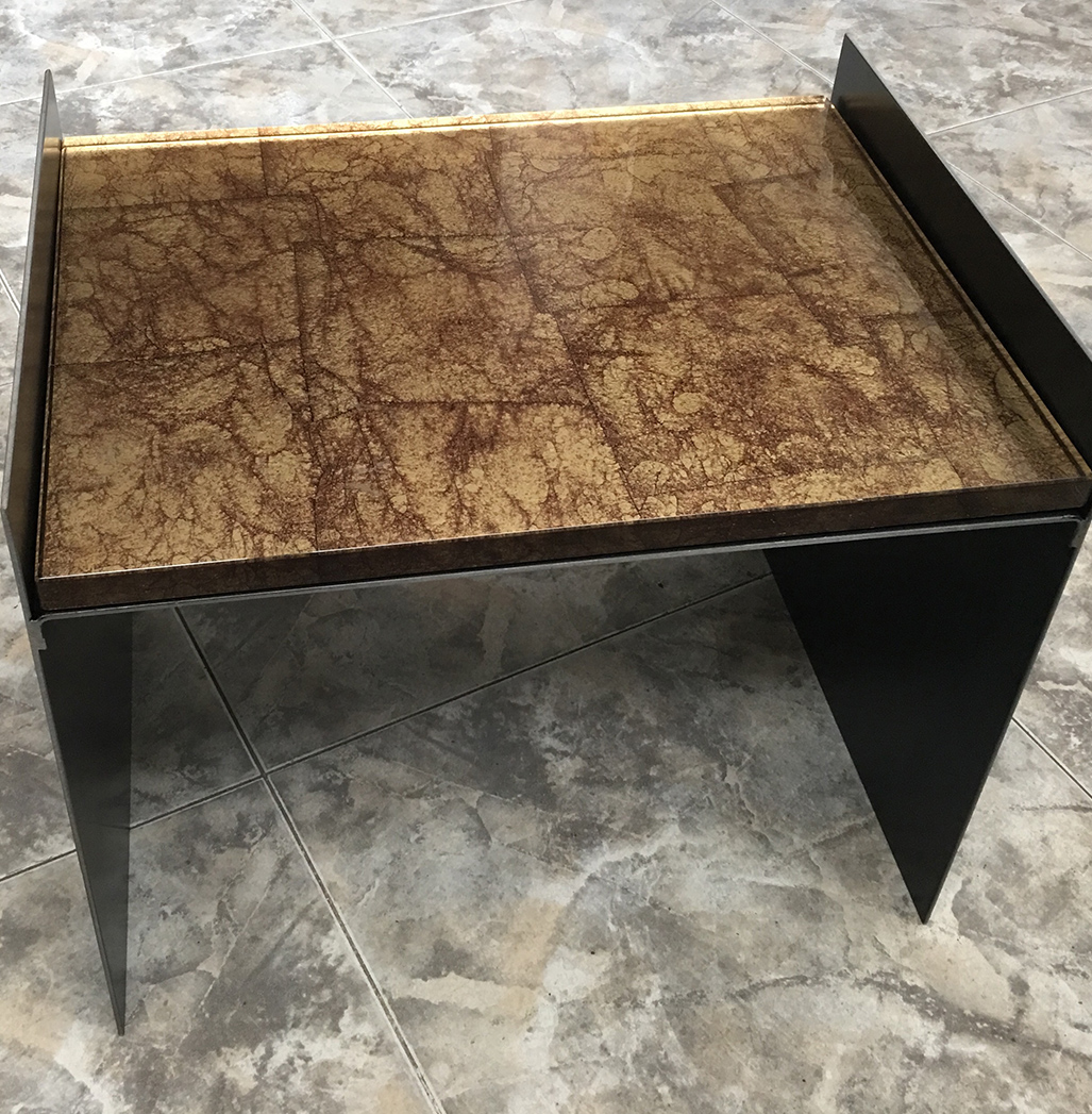 HUGO CHALÉ - Artista y escultor conceptual - Mobiliario Mesa Rustic Gold - Mesa Rustic Gld realizada en hierro, cristal y pan de oro