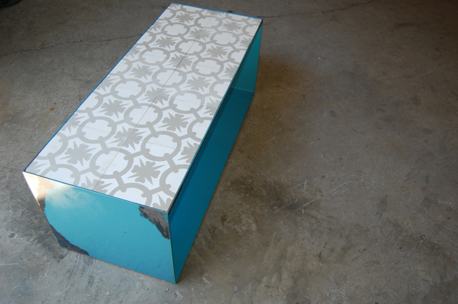 HUGO CHALÉ - Artista y escultor conceptual - Mobiliario Mesa Hydraulic Center realizada en hierro, color lacado a la estufa y suelo recuperado