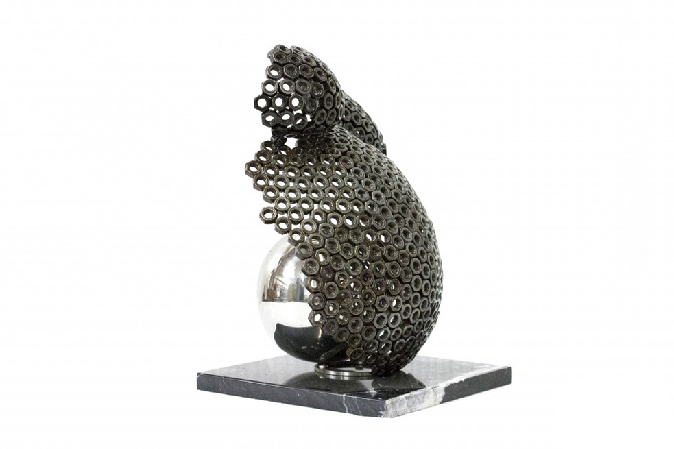 HUGO CHALÉ - Escultura Comienzo de la vida (Colección cuerpo de mujer) - Técnica:  tuercas de hierro soldadas con patina oscura